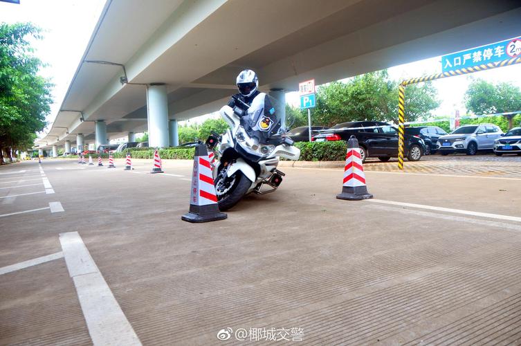 警察摩托飞驰畅玩_游戏下载app_警摩之旅最新版