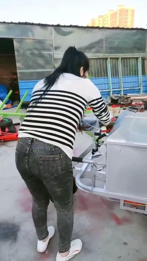 外国姐姐骑三轮车游戏下载_外国姐姐骑三轮车官网下载_手机安卓苹果app