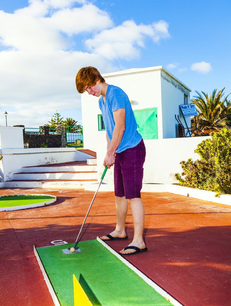 迷你高尔夫必备攻略_迷你高尔夫技巧与策略解析