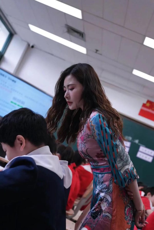 年轻的女教师2最全游戏攻略解说_年轻的女教师2最新游戏技巧通关